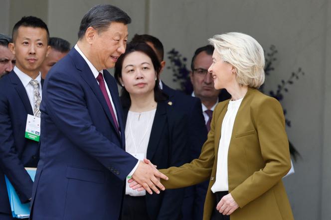 Le président chinois, Xi Jinping, et la présidente de la Commission européenne, Ursula von der Leyen, dans le cadre de la visite d’Etat du président chinois, à l’Elysée, à Paris, le 6 mai 2024.