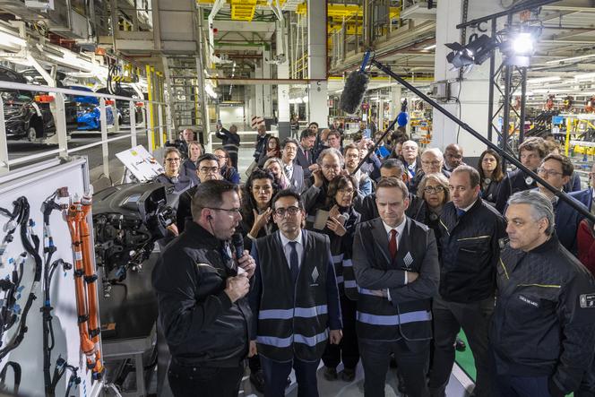 De gauche à droite : Stéphane Séjourné, vice-président exécutif de la Commission européenne chargé de la prospérité et de la stratégie industrielle, Marc Ferracci, ministre de l’industrie et de l’énergie, et Luca de Meo, alors directeur général de Renault Group, lors de la visite de l’usine Renault de Douai (Nord), le 5 mars 2025.
