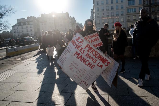 Mobilisation après le naufrage d’une embarcation dans la Manche et la mort de 27 personnes, à Paris, le 19 décembre 2021.