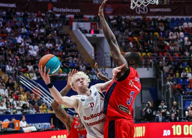 Daniil Kasatkin (à gauche), lors d’un match à Moscou, le 30 septembre 2023.