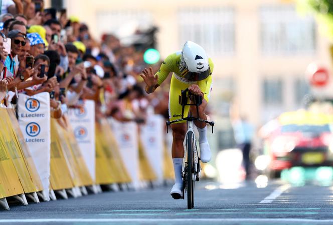 Clap de fin pour Mathieu Van der Poel qui abandonne son maillot jaune à Tadej Pogacar à l’issue du contre-la-montre, le 9 juillet 2025 à Caen. Le Néerlandais a terminé 18ᵉ, à 1 min 44 s de Remco Evenepoel.