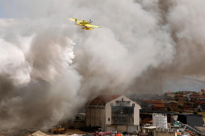 Lors de l’incendie déclaré dans les environs de la ville de Skopje, en Macédoine du Nord, le 9 juillet 2025.