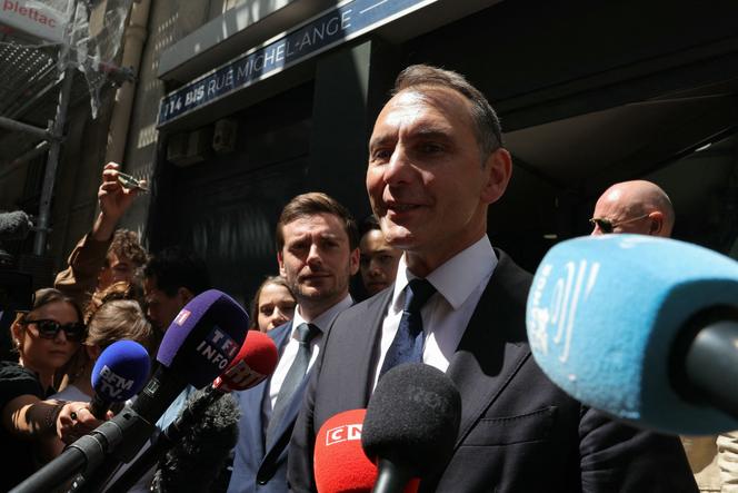 Laurent Jacobelli, porte-parole du Rassemblement national, devant le siège du parti, à Paris, le 9 juillet 2025.