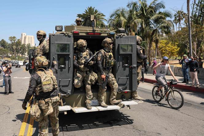 Des agents fédéraux de l’US Customs and Border Patrol, à bord d’un véhicule blindé, près de MacArthur Park, à Los Angeles, le 7 juillet 2025.