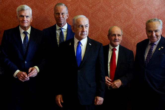 Le premier ministre israélien, Benyamin Nétanyahou, avec des sénateurs américains à Washington, le 9 juillet 2025.