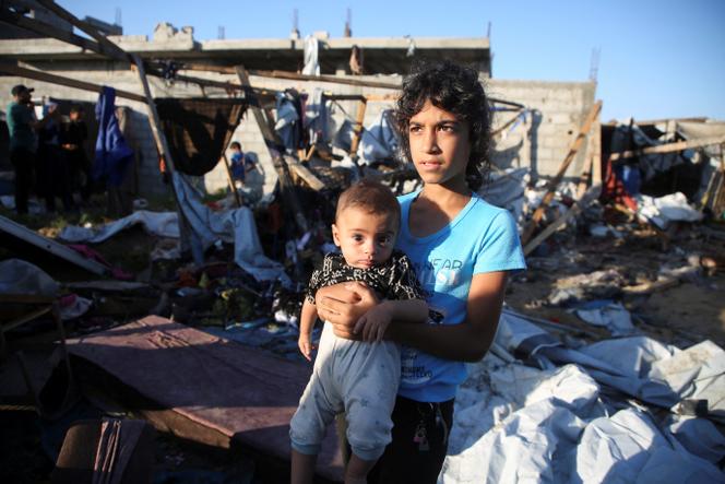 Des enfants palestiniens à Khan Younès, dans le sud de la bande de Gaza, après un bombardement de l’armée israélienne, le 9 juillet 2025.