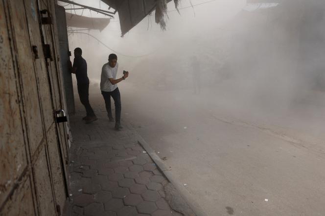 Des habitants courent s’abriter lors d’un bombardement israélien sur la vieille ville de Gaza, le 9 juillet 2025.
