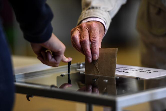Dans un bureau de vote, lors du second tour des élections municipales, à Paris, le 28 juin 2020.