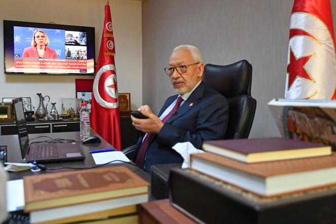 Rached Ghannouchi, dans son bureau de président du Parlement tunisien, à Tunis, le 31 mars 2022, au lendemain de l’annonce de la dissolution du Parlement par le président tunisien, Kaïs Saïed.