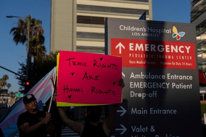 Des manifestants protestent contre la fermeture prévue d’une clinique pour jeunes transgenres à Los Angeles (Californie), le 3 juillet 2025.