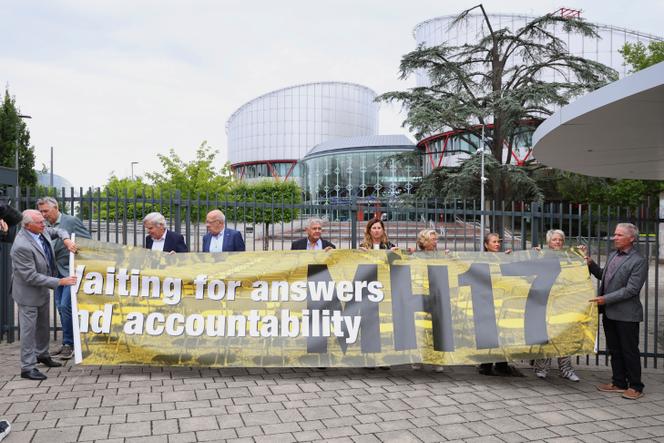 As pessoas demonstram fora do Tribunal Europeu de Direitos Humanos antes de emitir um conjunto histórico de decisões sobre as supostas violações russas na Ucrânia Sale 2014, incluindo o Downing of Malaysia Airlines Flight MH17, quarta -feira, 9 de julho de 2025 em Strasbourg, leste da França. (AP Photo/Antonin Utz)