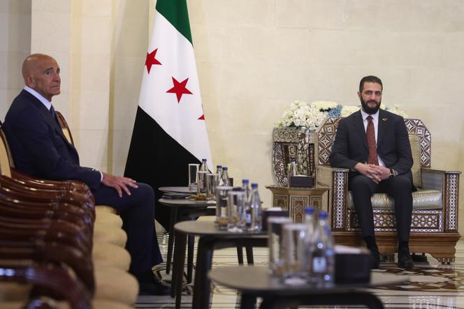 L’émissaire américain pour la Syrie, Tom Barrack, et le président syrien, Ahmed Al-Charaa (à droite), à Damas, en Syrie, le 9 juillet 2025.