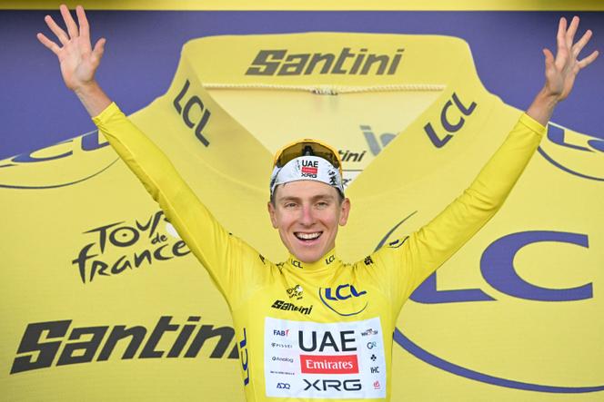 Tadej Pogacar endosse le maillot jaune après le contre-la-montre individuel, à Caen, mercredi 9 juillet, lors de la 5e étape du Tour de France.