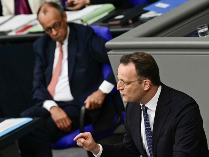 Le chef du groupe parlementaire de l’Union chrétienne-démocrate, Jens Spahn, et le chancelier, Friedrich Merz, au Bundestag, à Berlin, le 9 juillet 2025.