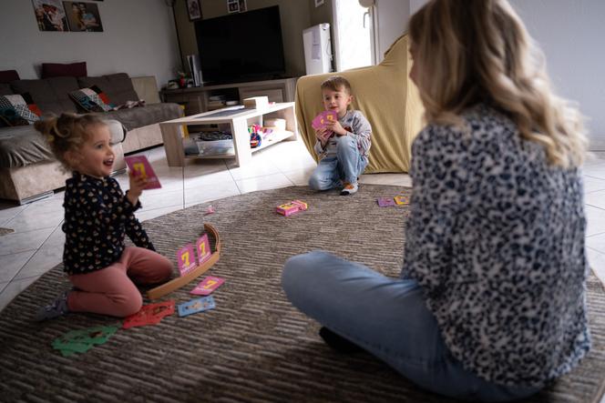 Une mère joue avec ses enfants à Obernai, le 6 novembre 2024.