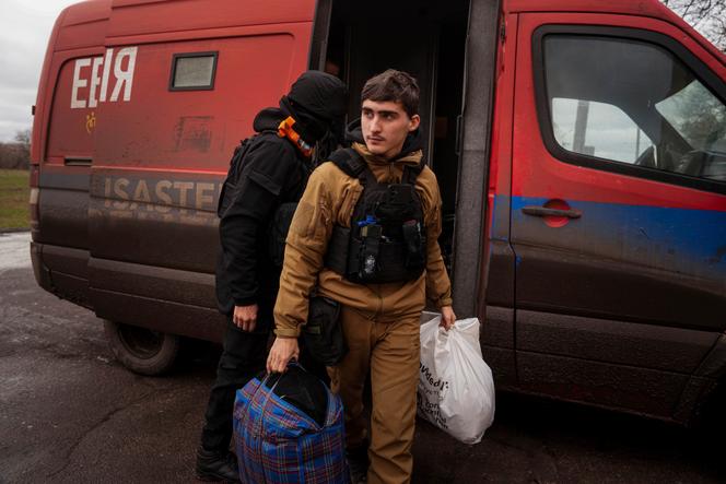 Un bénévole transporte des sacs lors de l’évacuation de civils de Pokrovsk (Ukraine), vendredi 20 décembre 2024. 