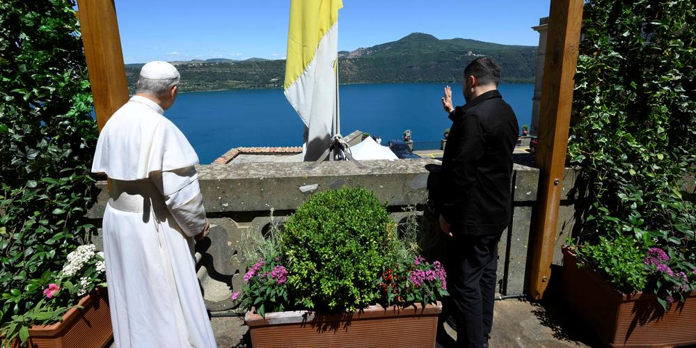 Volodymyr Zelensky avec le pape, Léon XIV, au balcon de la résidence papale de Castel Gandolfo, près de Rome, le 9 juillet 2025 - FRANCESCO SFORZA/VIA REUTERS