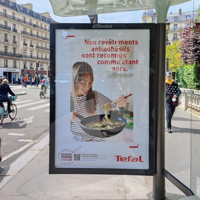 Publicité pour les poêle Tefal à Paris en 2024.