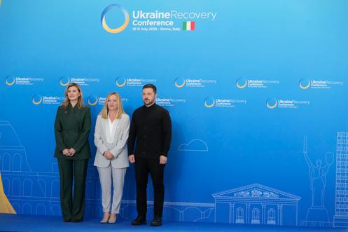 Le président ukrainien, Volodymyr Zelensky, et son épouse, Olena Zelenska, posent avec la première ministre italienne, Giorgia Meloni, lors de la conférence sur le redressement de l’Ukraine au centre de congrès La Nuvola à Rome, jeudi 10 juillet 2025.