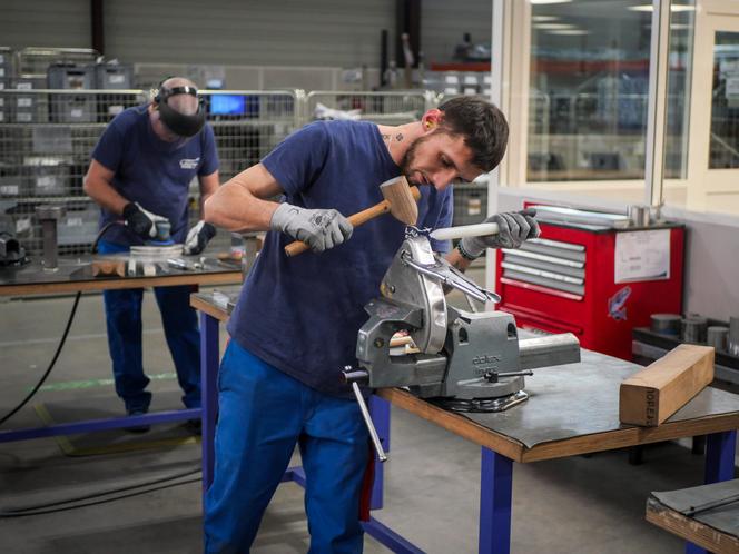 Au centre de formation des apprentis d’entreprise dans l’atelier du groupe Lauak, fabricant de pièces et de structures aéronautiques, à Hasparren (Pyrénées-Atlantiques), le 12 mars 2025.