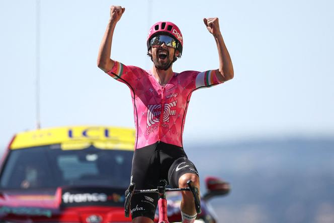 Ben Healy célèbre sa victoire lors de la 6ᵉ étape du Tour de France à Vire (Calvados), le 10 juillet 2025.