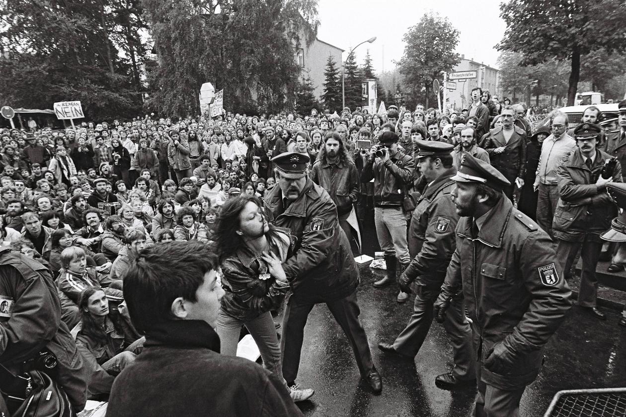 « Avoir 20 ans à Berlin-Ouest » À la fin des années 1970, Karin Wieland fuit sa bourgade allemande pour vivre en communauté dans un bâtiment désaffecté de Kreuzberg. Elle est de tous les combats de l’époque.