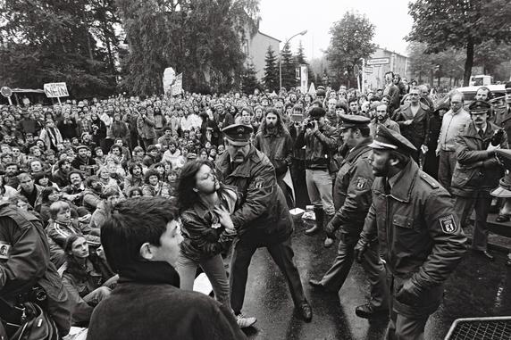 Karin Wieland à Berlin-Ouest, le 15 octobre 1983, alors qu’elle participe au blocage de casernes américaines pour protester contre le stationnement de missiles en Allemagne.