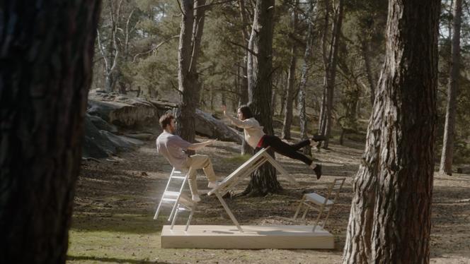« Moon. Cabinet de curiosités lunaires », de Bastien Dausse, en forêt de Fontainebleau (Seine-et-Marne), en mai 2022. Le spectacle sera programmé au jardin des Tuileries les 19 et 20 juillet, dans le cadre du festival Paris l’été.