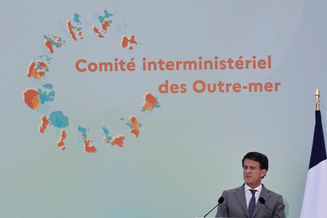 Le ministre des outre-mer, Manuel Valls, donne une conférence de presse, après une réunion interministérielle, à Paris, le 10 juillet 2025.