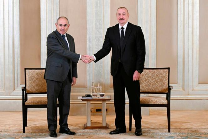Sur cette photo fournie par le bureau de presse présidentiel de l’Azerbaïdjan, le premier ministre arménien, Nikol Pachinian, et le président azerbaïdjanais, Ilham Aliev, avant leur entretien à Abou Dhabi, aux Emirats arabes unis, le jeudi 10 juillet 2025.