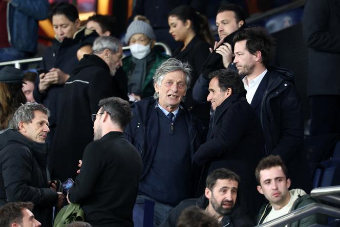 Nicolas de Tavernost (au centre), le patron de LFP Media, qui orchestre le lancement de la chaîne Ligue 1+, au Parc des Princes, à Paris, le 16 mars 2025.