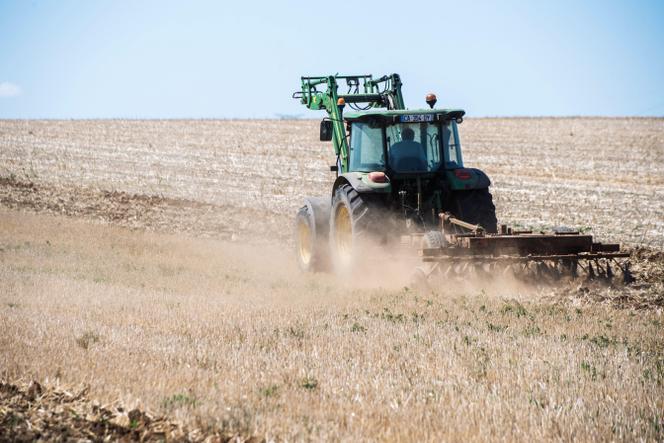 Un tracteur œuvrant dans un champ sec à proximité de Caen, en Normandie, vendredi 5 août 2022.