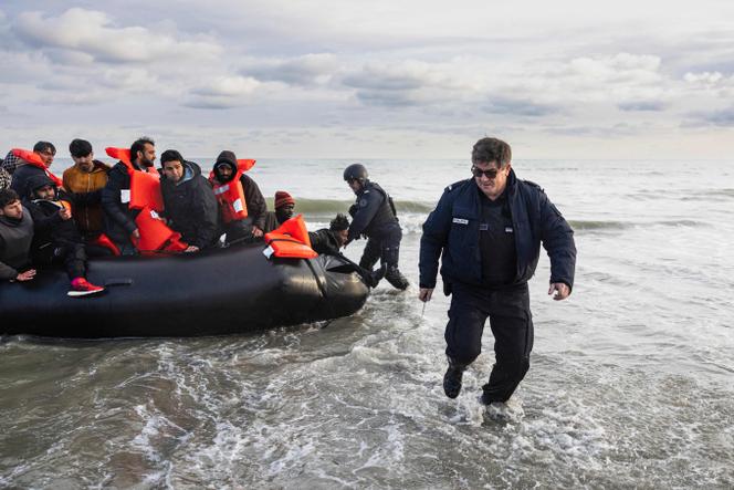 Os policiais franceses perfuram o barco de um contrabandista com uma faca para impedir que os migrantes atravessassem o Canal da Mancha na praia de Gravelines, perto de Dunkirk, norte da França em 26 de abril de 2024.