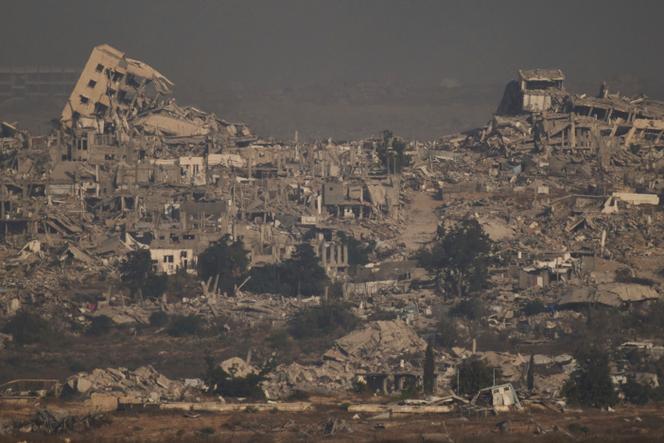 Des bâtiments détruits lors des opérations terrestres et aériennes israéliennes dans le nord de la bande de Gaza, vus depuis la frontière avec Israël, le 10 juillet 2025.
