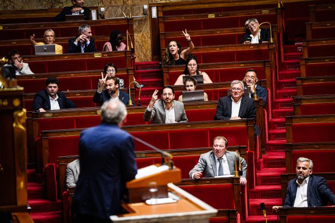 Des députés LFI interpellent le premier ministre François Bayrou lors de la discussion sur une motion de censure déposée par les députés socialistes à l’Assemblée nationale, le 1er juillet 2025.