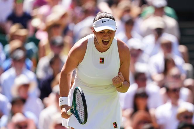 A americana Amanda Anisimova durante sua partida contra a Bielorrussa Aryna Sabalenka, nas meias-finais do torneio de tênis de Wimbledon em Londres em 10 de julho de 2025.