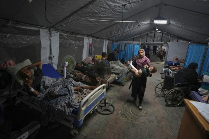 Des patients sous une tente installée dans la cour de l’hôpital Al-Shifa, dans la ville de Gaza, le 4 juillet 2025.