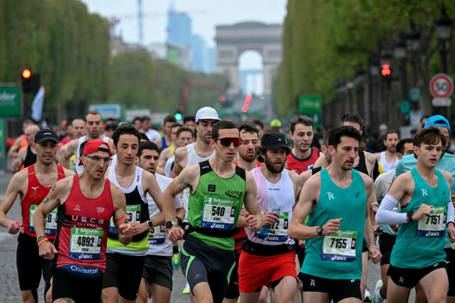 Départ du marathon de Paris, sur l’avenue des Champs-Elysées, le 13 avril 2025.