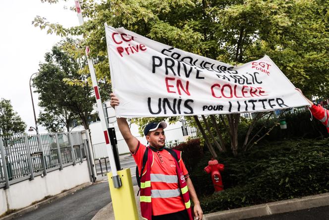 Devant le centre de tri Veolia, à Paris, le 28 aout 2023.