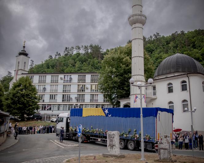 Passage du camion funéraire transportant les cercueils des sept victimes bosniaques récemment identifiées, à Srebrenica, en Bosnie-Herzégovine, le 9 juillet 2025.