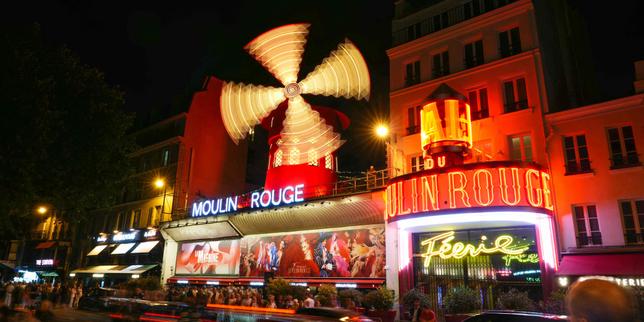 Cette photo montre les ailes du Moulin-Rouge tournant à nouveau, quatorze mois après leur chute, à Paris, le 10 juillet 2025.