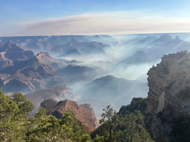 Sur cette photo fournie par le National Park Service, de la fumée s’élève au-dessus du parc national du Grand Canyon, dans le nord de l’Arizona, le 11 juillet 2025.
