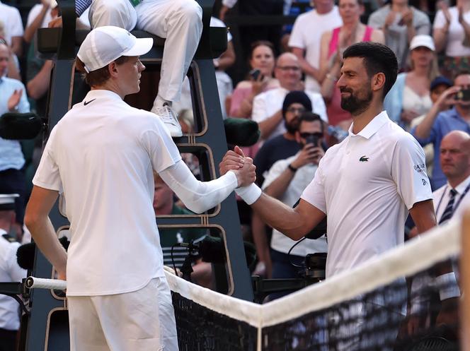 Jannik Sinner (à gauche) et Novak Djokovic, après la victoire de l’Italien en demi-finales du tournoi de Wimbledon, à Londres, le 11 juillet 2025.
