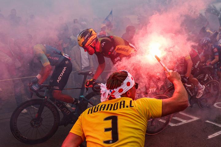 Les coureurs dans une côte, lors des derniers kilomètres de la deuxième étape du Tour de France, à Boulogne-sur-Mer (Pas-de-Calais), le 6 juillet 2025.