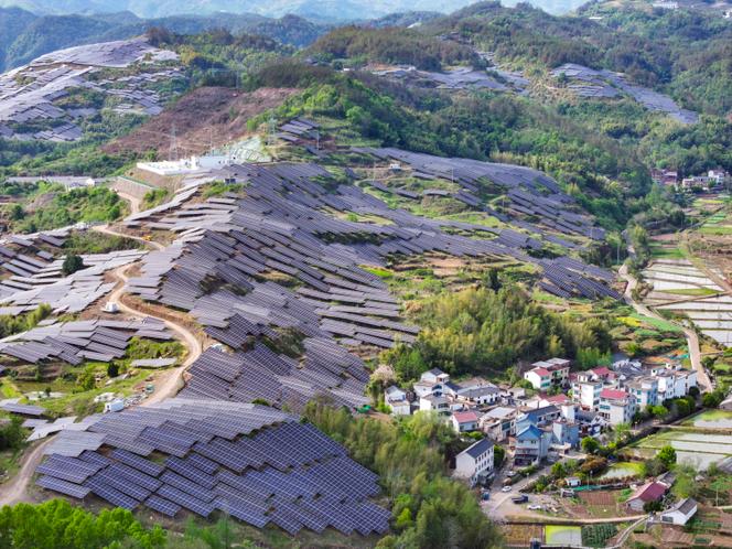 Des reliefs couverts de plus de 60 000 panneaux photovoltaïques à Jinhua, dans la province de Zhejiang (Chine), le 11 avril 2025.