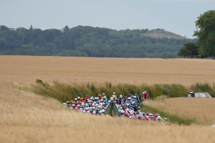 Le peloton traverse la campagne du Nord, lors de la première étape du Tour de France, le 5 juillet 2025.