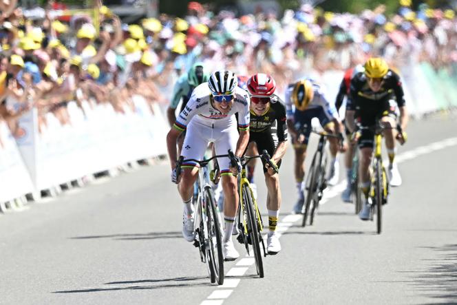 Le sprint final de la 7ᵉ étape du Tour de France, le 11 juillet 2025, à Mûr-de-Bretagne (Côtes-d’Armor).