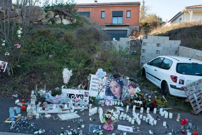 Des fleurs et des bougies sont déposées devant la maison de Delphine Jubillar lors d’une marche blanche intitulée « Justice et vérité », un an après la disparition de l’infirmière, à Cagnac-les-mines, dans le sud de la France, le 19 décembre 2021.