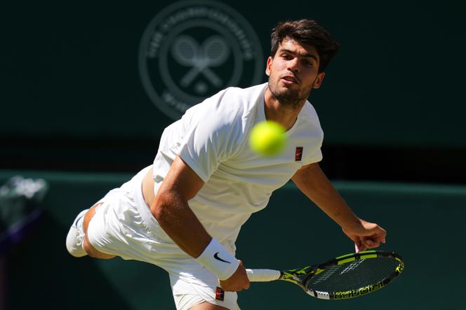 L’Espagnol Carlos Alcaraz au service contre l’Américain Taylor Fritz, en demi-finales du tournoi de Wimbledon, à Londres, le 11 juillet 2025.