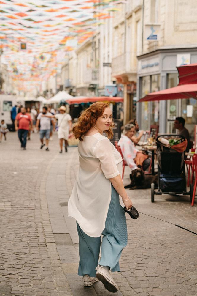 Sas L Rhodes dans les rues de Libourne, où elle vit en famille, le 6 juillet 2025.